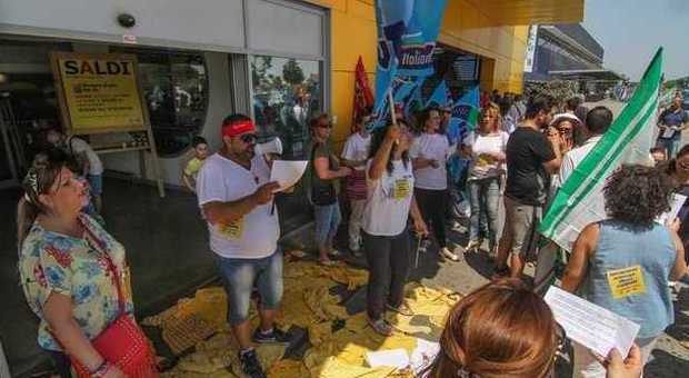 Ikea Afragola, tre giorni di sciopero: paralisi e tensione con i lavoratori