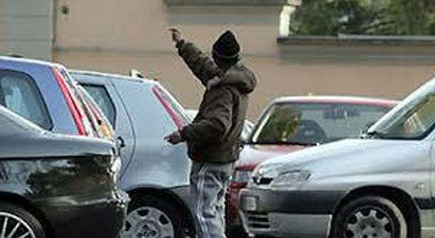 Napoli, parcheggiatore abusivo marocchino minaccia un automobilista: arrestato