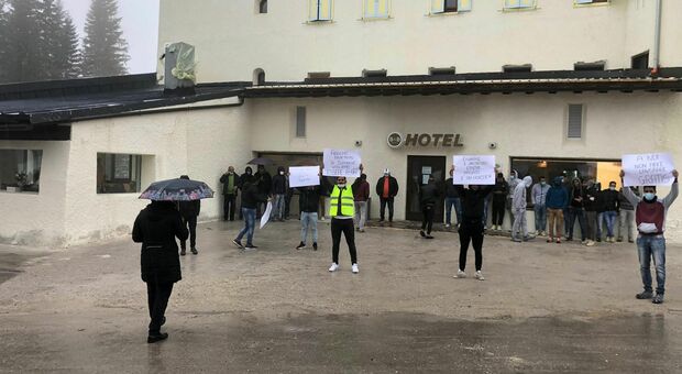 La protesta degli operai davanti all'hotel sul passo Tre Croci di Cortina