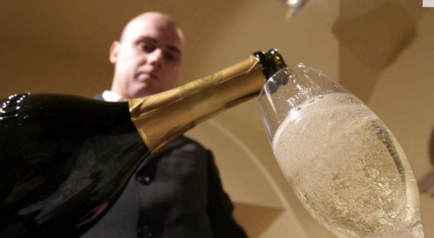 Bottiglie di champagne contaminate con ecstasy: un morto e 11 intossicati