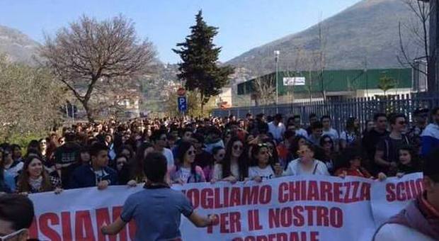 Latina, manifestazione in difesa dell'ospedale di Fondi, il corteo degli studenti e il flop dei commercianti