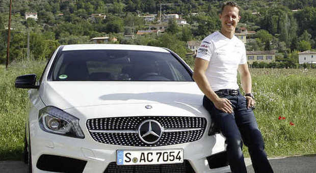 Il sette volte campione del mondo Michael Schumacher con una Mercedes stradale