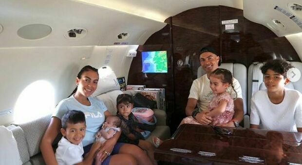 Cristiano Ronaldo e Georgina Rodriguez volano in vacanza: il tenero scatto insieme a tutta la famiglia