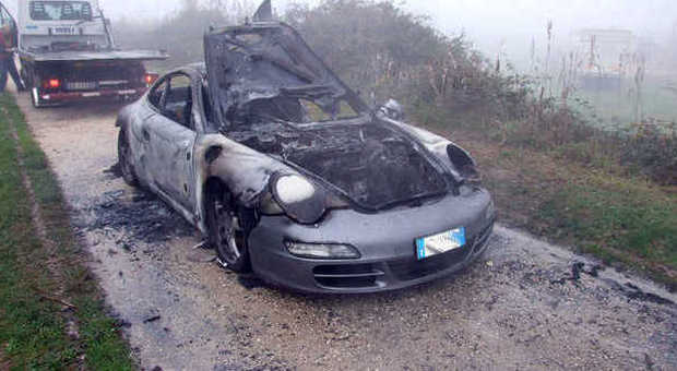 L'auto bruciata