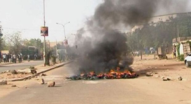 Niger, continua la rivolta contro le vignette di Maometto: in fiamme 45 chiese