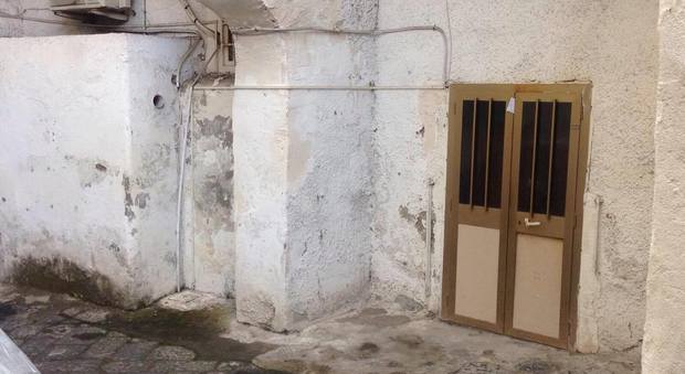 Dramma della solitudine a Torre del Greco: anziano morto in casa da due giorni