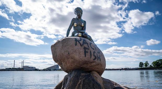 La sirenetta di Copenaghen presa di mira dai vandali a causa del cartone Disney: «Pesce razzista»
