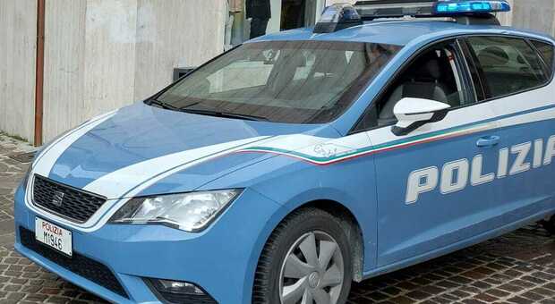 Osimo, saltano sulle auto della polizia per fare video per i social: denuncia e Daspo per 4 ventenni