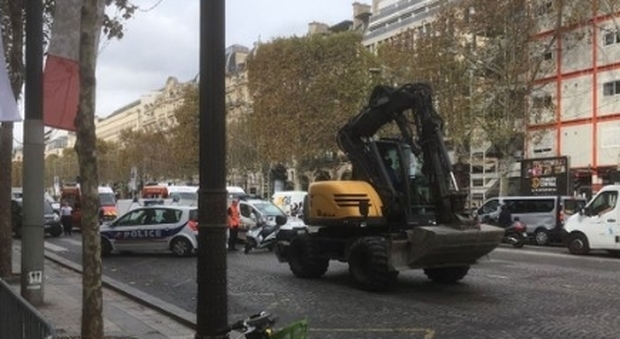Ruspa travolge i passanti sugli Champs Elysées, muore un bimbo di tre anni