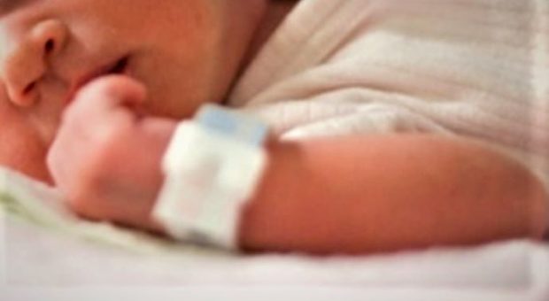 Partorisce e abbandona la neonata fra gli scogli: pena ridotta per la madre