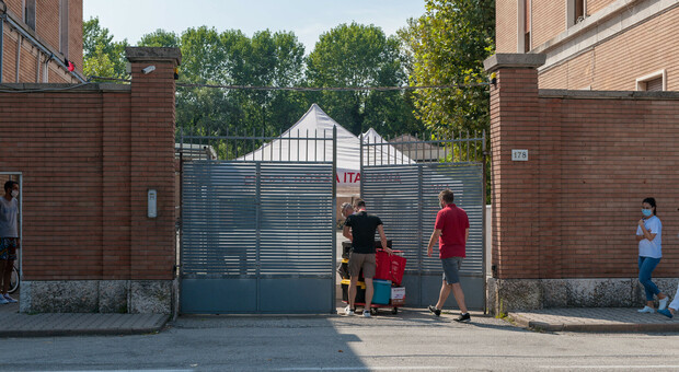 Virus. Focolaio migranti di Treviso: nell'ex caserma Serena 155 positivi e 71 negativi al tampone