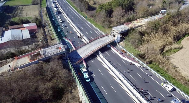 Ponte crollato sull'autostrada, progettisti e direttori dei lavori nel mirino della procura