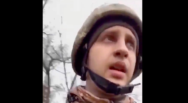 «Mamma e papà vi amo»: il video che mostra un soldato ucraino fa il giro del web