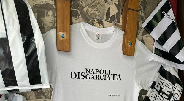 La t-shirt sull'esonero di Garcia esposta nella vetrina di Napolimania in via Toledo