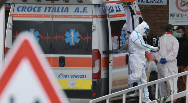Coronavirus, in Campania altri 10 casi: 157 positivi, anziano muore al Cotugno