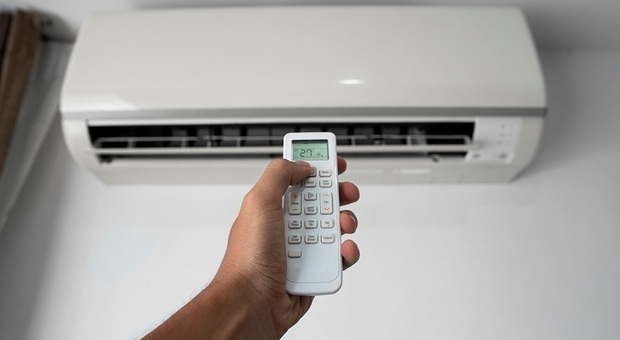 Caldo africano, climatizzatore in casa acceso per ore: ecco alcuni consigli per risparmiare sulla bolletta