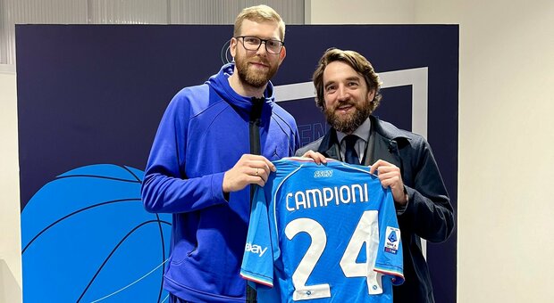 Sokolowski della Gevi con Tommaso Bianchini responsabile marketing del Calcio Napoli (Gevi Basket Foto)