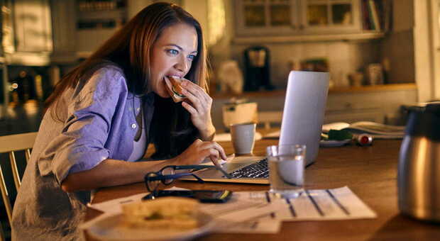 «Se mangi dopo le 23:00 corri un più alto rischio di mortalità». Ecco cosa dice lo studio