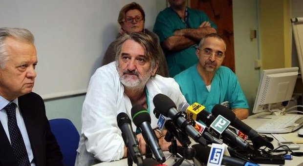 Ermanno Giombelli (c), il neurochirurgo dell'Ospedale Maggiore di Parma che ha operato Bersani