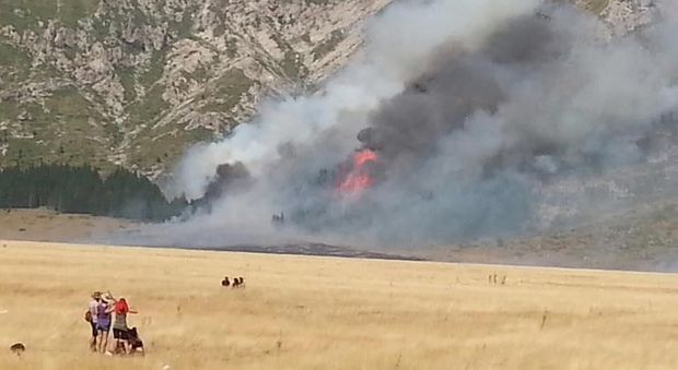 L'Aquila, incendio nel parco del Gran Sasso per un campeggio abusivo: 14 indagati