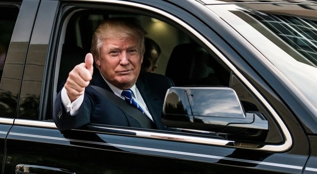 Donald Trump a bordo di "The Beast", il nome con cui è chiamata la limousine presidenziale