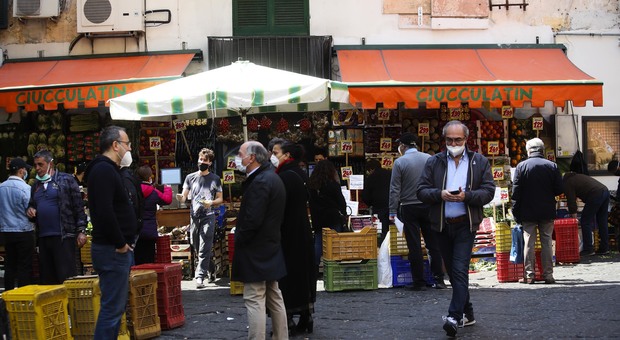 Napoli, sos dai mercatini rionali chiusi: «Fateci fare le consegne a casa»