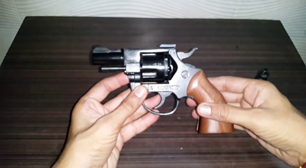 Una pistola carica sul tavolo della cucina: arrestata 43enne a Ponticelli