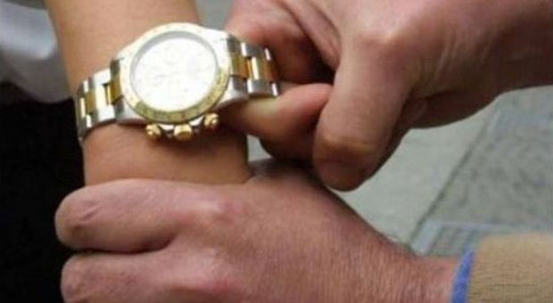 Anziano truffato in strada: finti turisti gli rubano l'orologio da 2500 euro