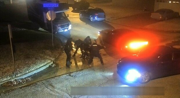Usa, Tyre Nichols picchiato a morte da 5 poliziotti