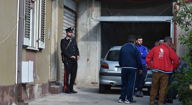 Far west in Calabria: un uomo e una donna uccisi a colpi di fucile sotto casa, spari in un bar e tre feriti
