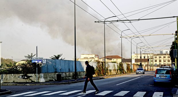 Incendio a Milano, ancora aria irrespirabile in centro: corsa alle mascherine
