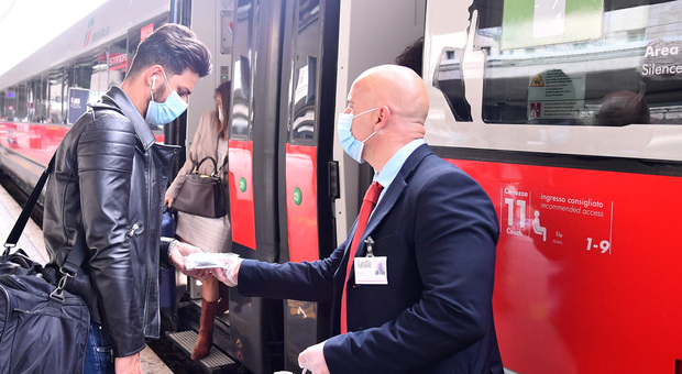 Trenitalia, sui treni kit di sicurezza per i viaggiatori: mascherina, gel igienizzante, guanti in lattice e poggiatesta monouso