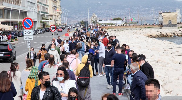 Covid: controlli a tappeto sul lungomare di Napoli, centinaia di persone identificate