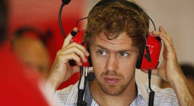 Vettel primo giorno di scuola alla Ferrari, visita ai box e presentazione alla squadra