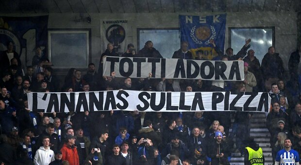 Birghton-Roma, striscione dei tifosi inglesi contro Totti: «Adora l'ananas sulla pizza»