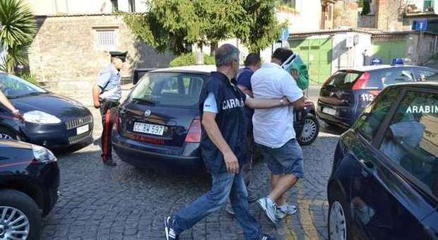 Rapinano un benzinaio, due giovani arrestati dai carabinieri