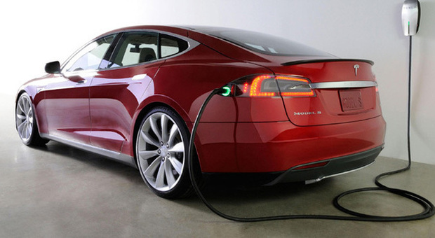 La Tesla Model S in ricarica