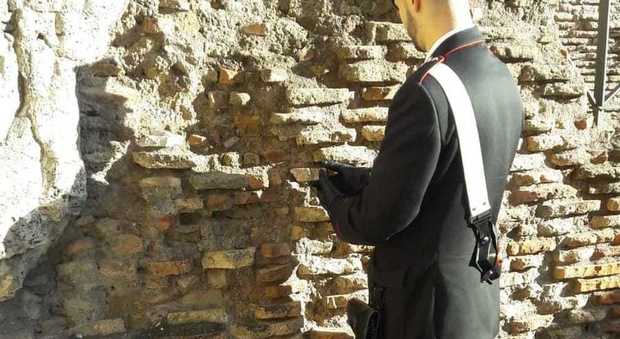 Roma, turista stacca un laterizio del Colosseo: «Volevo un souvenir»