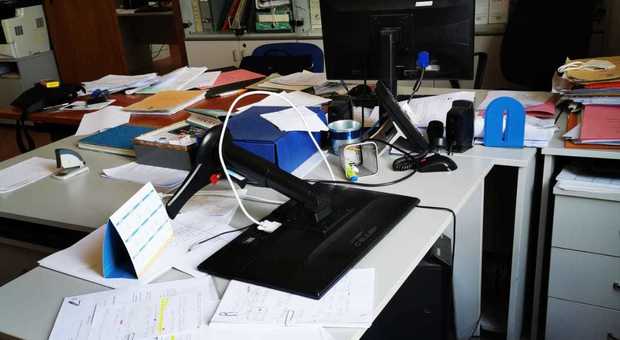 Comune di Napoli, raid negli uffici del settore welfare: devastate scrivanie e computer