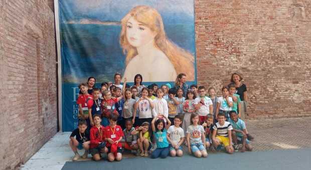 Una scolaresca in visita alla mostra su Renoir a Palazzo Roverella