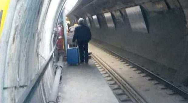 Treno della metro fermo in galleria: i passeggeri escono a piedi dal tunnel