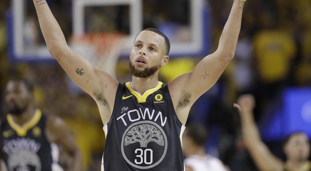 Finals Nba, Curry abbatte Lebron: i Warriors avanti 2-0 nella serie