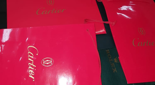 Rolex e Cartier, anche gli astucci sono contraffatti: scoperta fabbrica