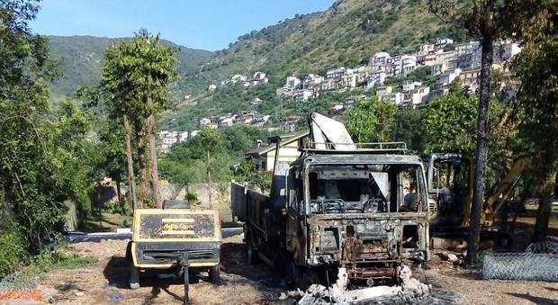 Maxi esplosione nel giardino di in una villa in ristrutturazione a Monte San Biagio
