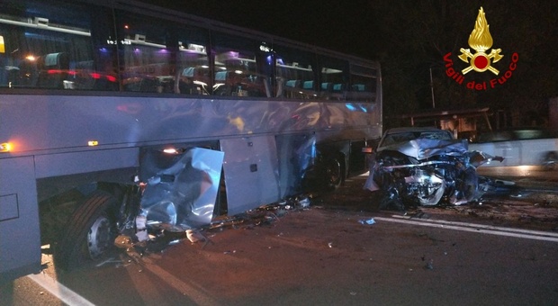 Spoleto, auto contro bus: 4 feriti. Caos di notte sulla Flaminia