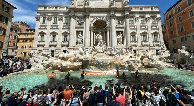 Fontana di Trevi, il blitz degli ambientalisti con liquido nero: insultati da passanti e turisti