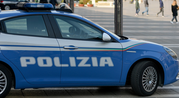 Dalla spiaggia di Lignano al carcere, tre “turisti” arrestati per truffa, spaccio e documenti falsi