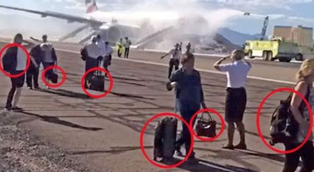L'aereo British Airways va in fiamme, i passeggeri hanno avuto tempo di prendere i bagagli?