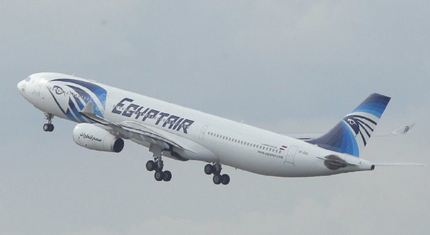 Volo Egyptair, allarme fumo a bordo prima di sparire. Trovati resti umani, probabile ipotesi terrorismo