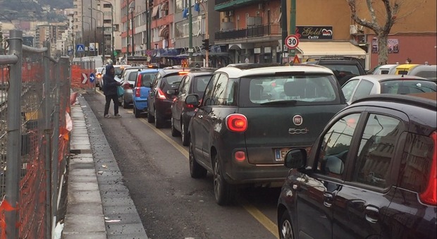 Via Marina a Napoli, è caos tra cantieri e parcheggi abusivi